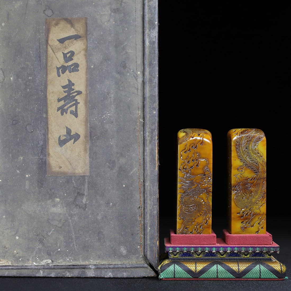 Chinese natural shoushan stone carved seal set Qing dynasty: Size: Height 10.3 cm - Width 3.3 cm Materials: Natural Shoushan stone Time Period: Qing dynasty Manufactured Date: Qianlong Period Object: Chinese Antique ⛨ Purchase With Confidence Ϩ