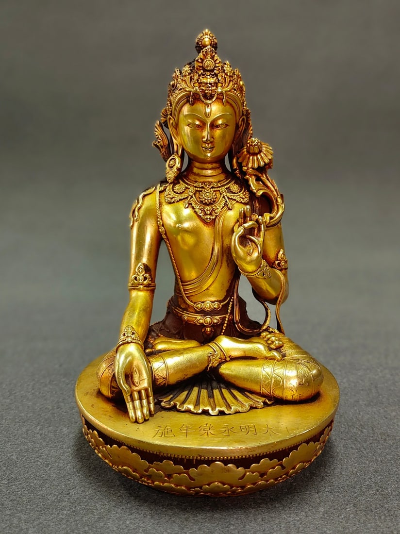 Chinese gilt bronze buddha figure Qing dynasty: Size: Height 15.2 cm - Width 9.5 cm Materials: Gilt Bronze Time Period: Qing dynasty Manufactured Date: Qianlong Period Object: Chinese Antique ⛨ Purchase With Confidence ✔ Verified