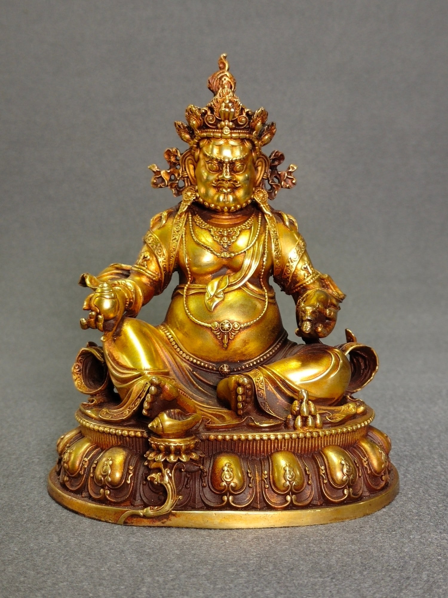Chinese gilt bronze buddha figure Qing dynasty: Size: Height 14.3 cm - Width 11 cm Materials: Gilt Bronze Time Period: Qing dynasty Manufactured Date: Qianlong Period Object: Chinese Antique ⛨ Purchase With Confidence ✔ Verified