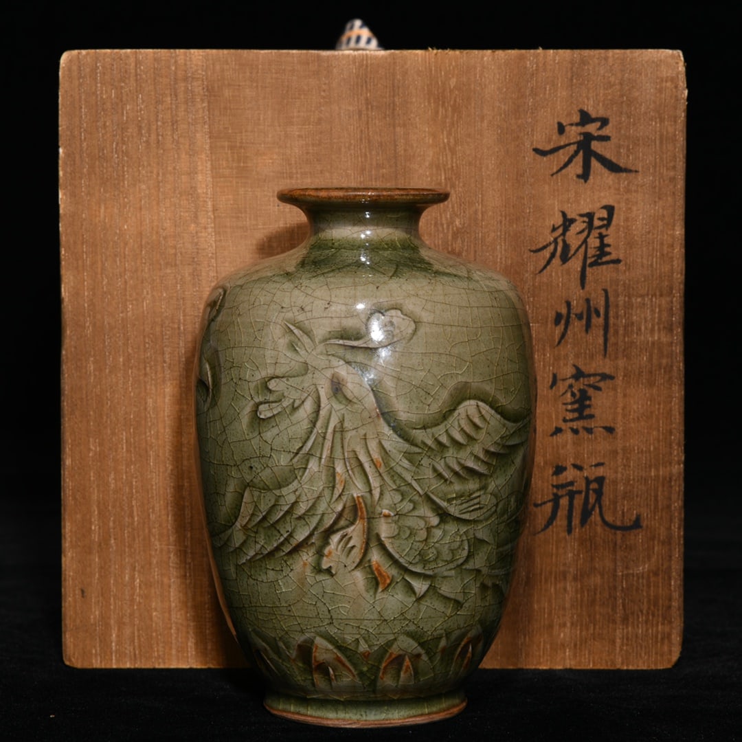Chinese celadon kiln porcelain vase Song dynasty (1 of 9)