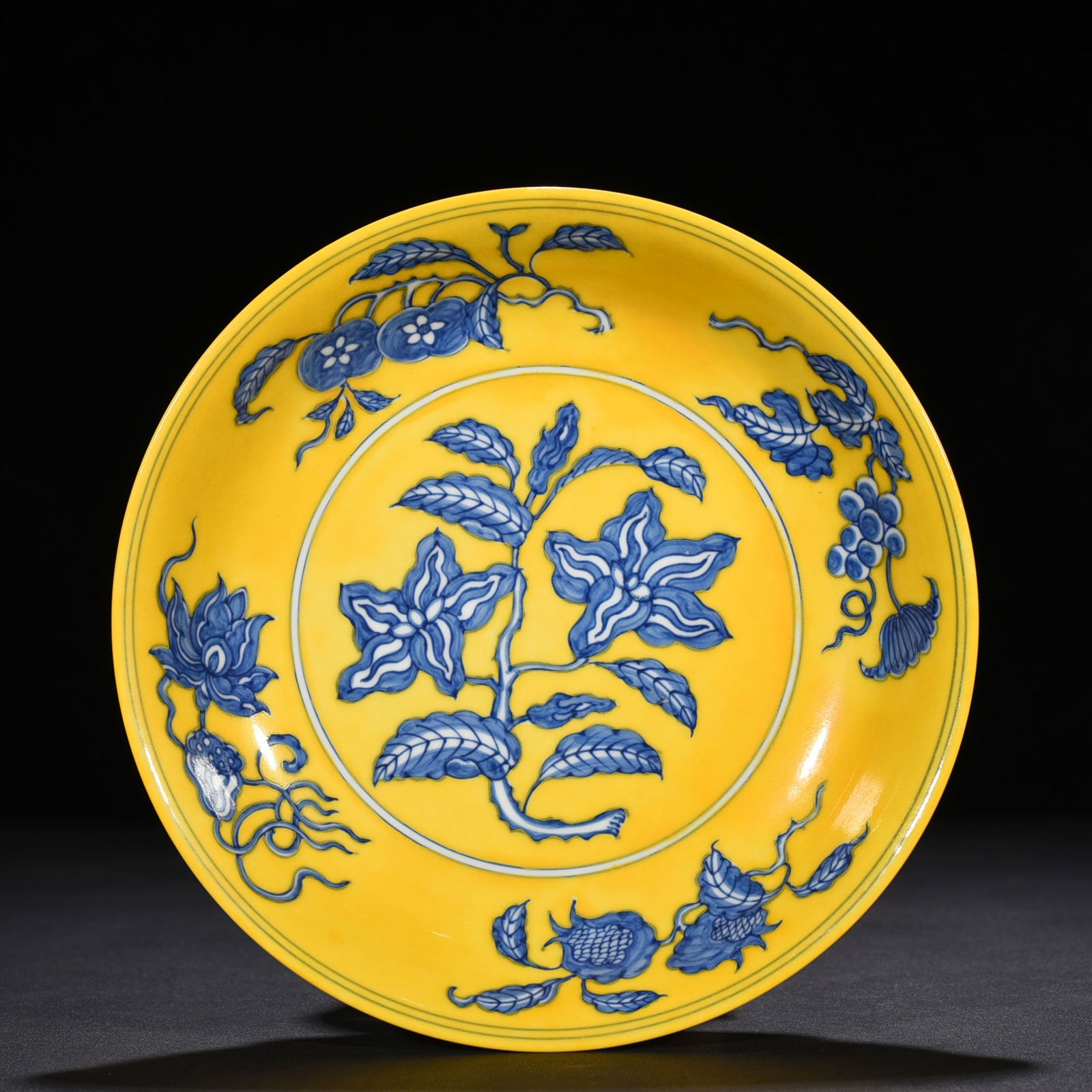 Ming Dynasty Hongzhi delicate yellow glaze blue and white gardenia flower plate (1 of 8)