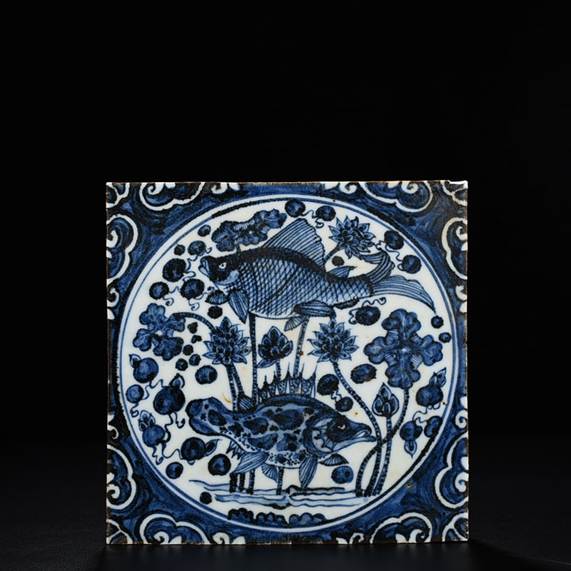 Ming Dynasty Yongle Dabaoen Temple blue and white fish and algae porcelain plaque: Size: Width 20 cm - Height 3 cm Materials: Porcelain Time Period: Ming dynasty Manufactured Date: Xuande Mark & Period Object: Chinese Antique ⛨ Purchase With Confidence ✔ Verified