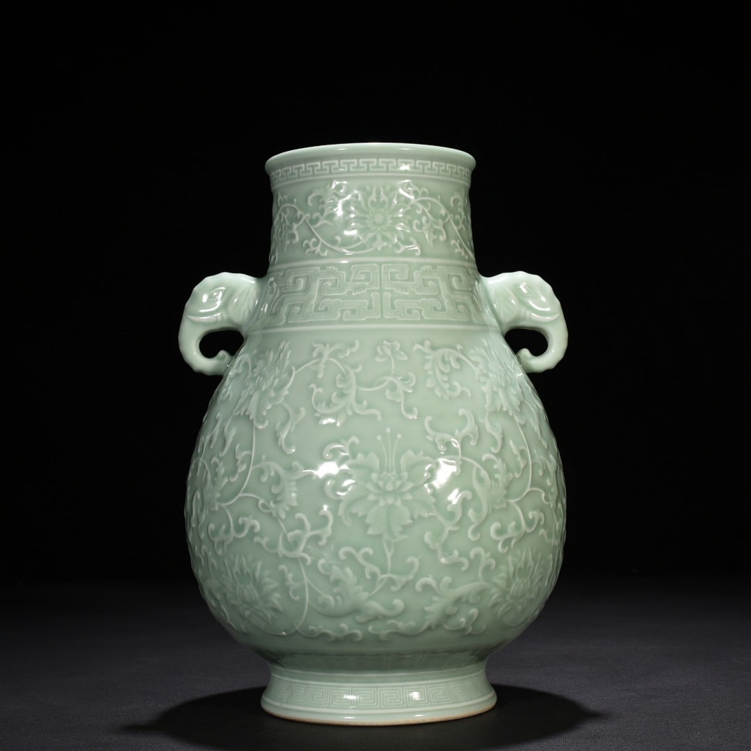Chinese green glaze porcelain vase Qing dynasty Qianlong Mark & Period (1 of 9)