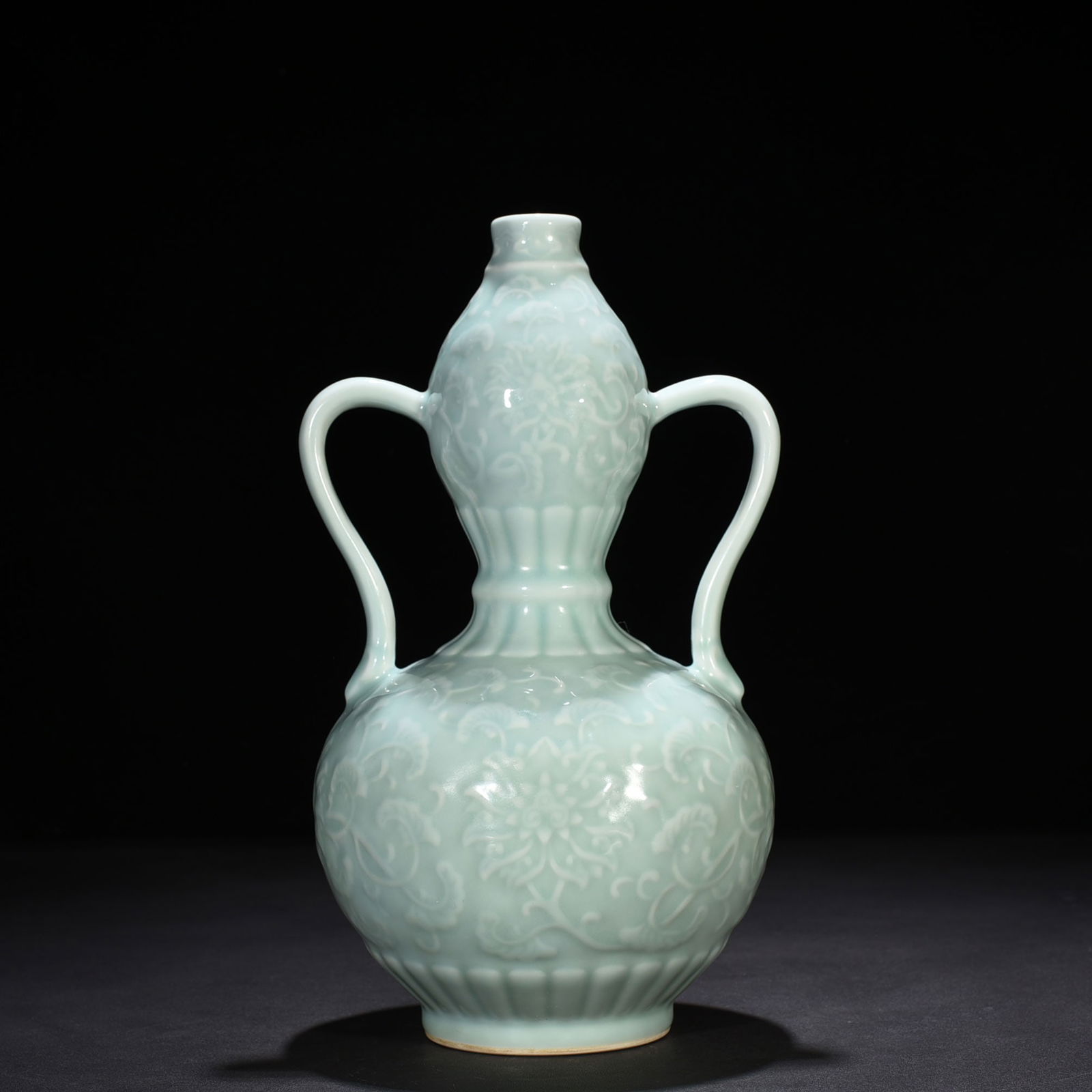 Chinese green glaze porcelain vase Qing dynasty Qianlong Mark & Period (1 of 8)