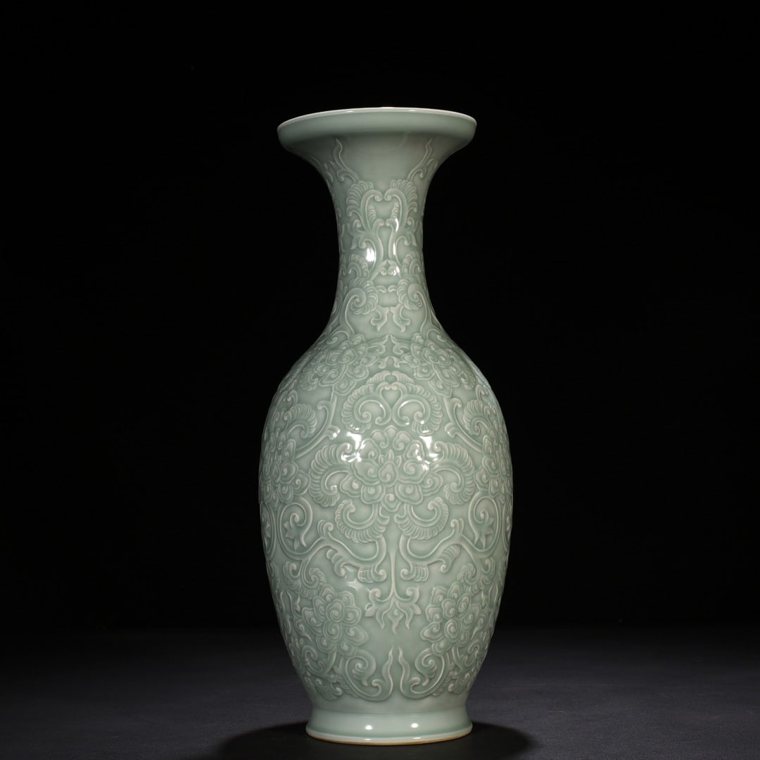 Chinese green glaze porcelain vase Qing dynasty Qianlong Mark & Period (1 of 9)