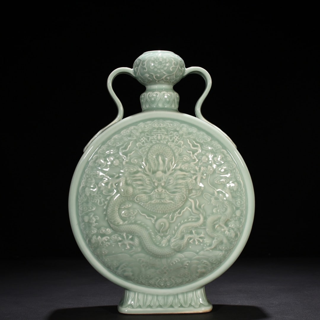 Chinese green glaze porcelain vase Qing dynasty Qianlong Mark & Period (1 of 9)
