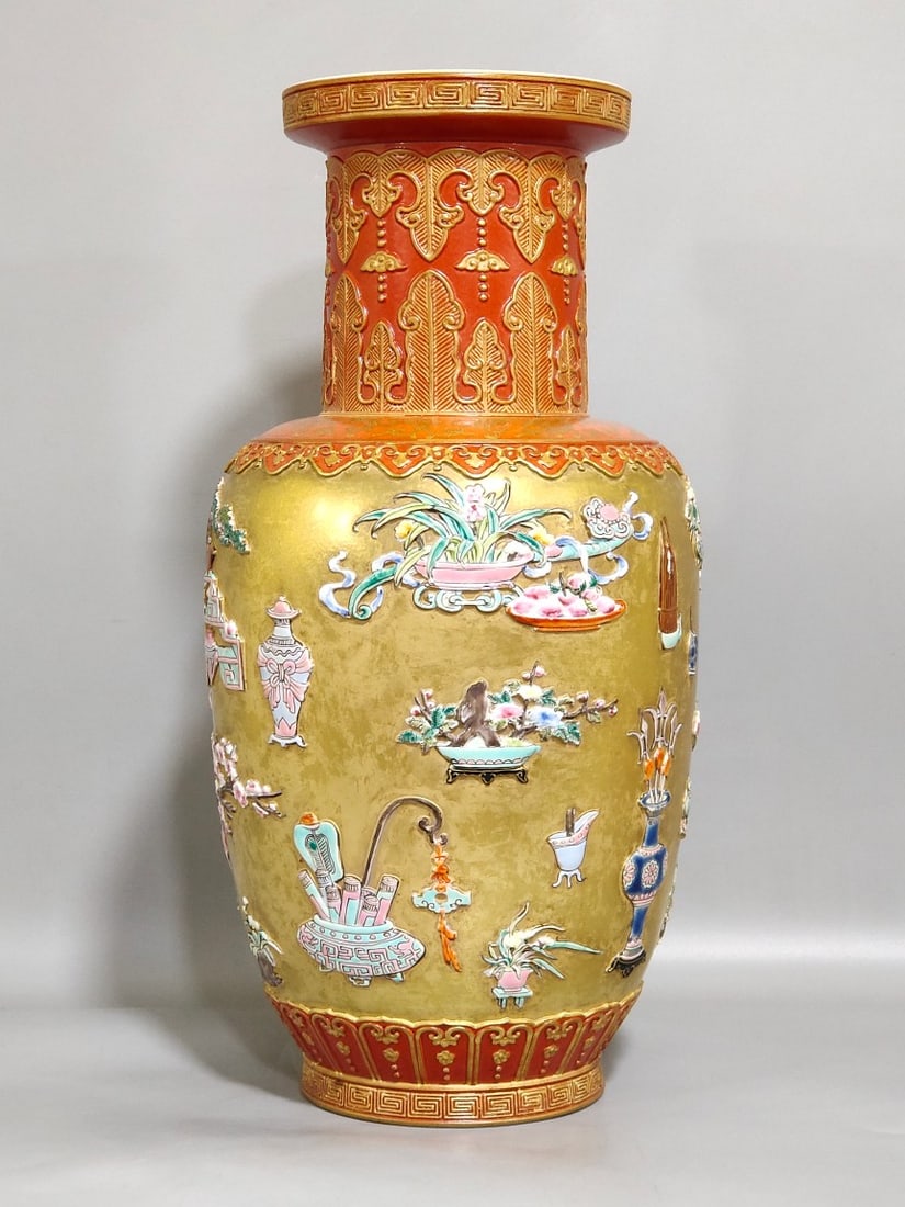 Qing Dynasty Qianlong gold-carved Bogu porcelain mallet vase (1 of 8)