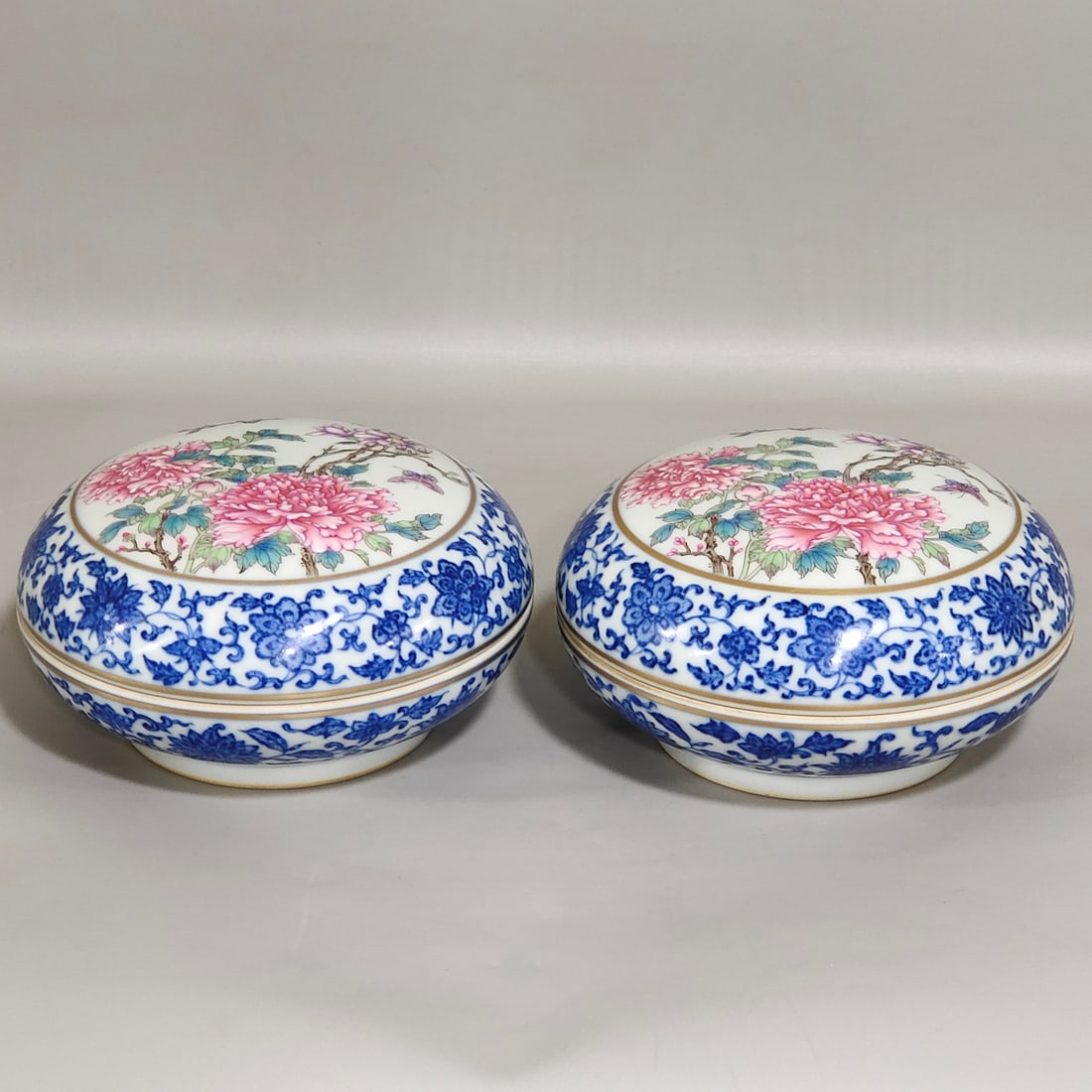 Qing Dynasty Qianlong blue and white and pastel peony lid box (1 of 9)