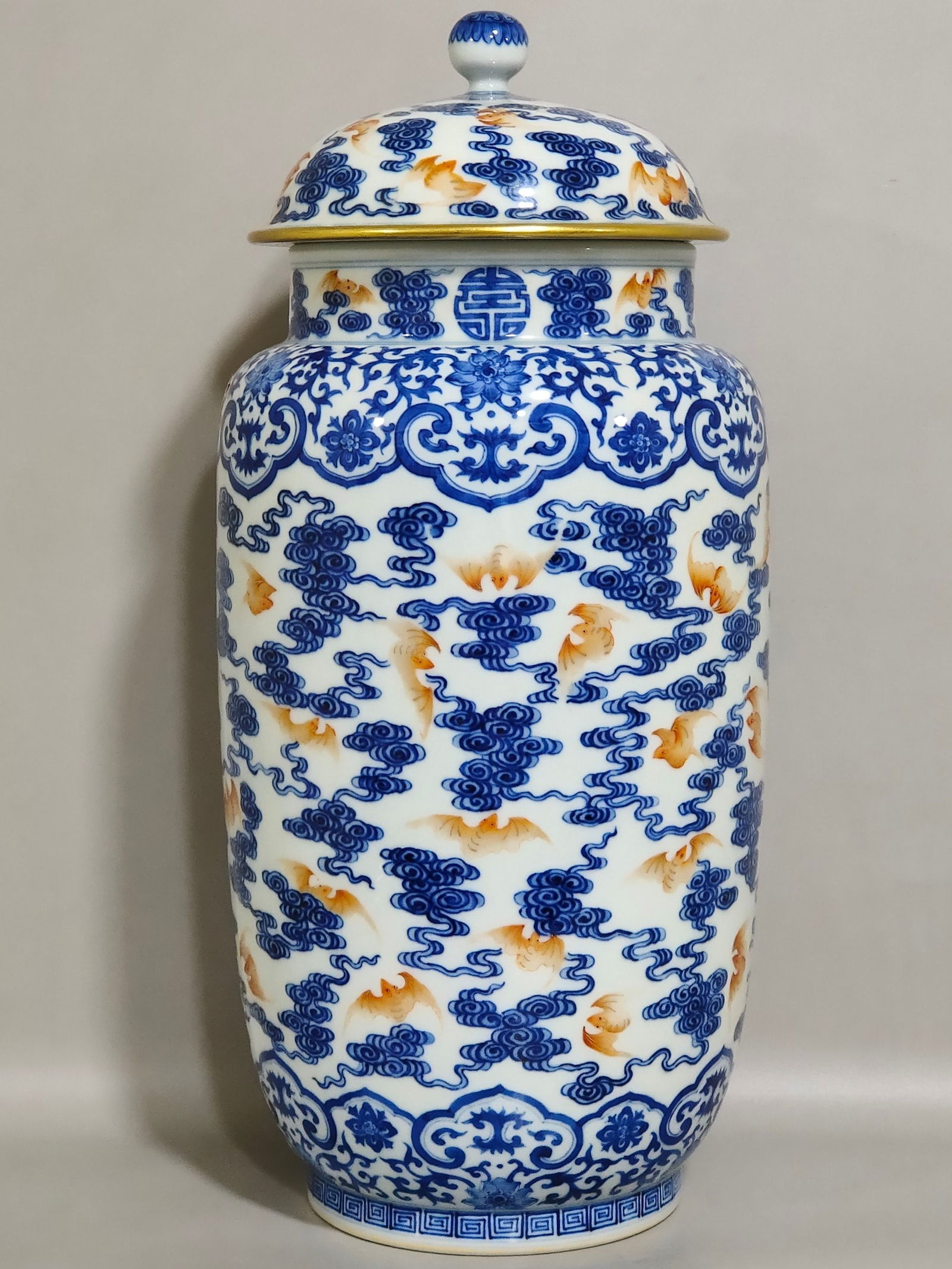 Qianlong Qing Dynasty blue and white alum red cloud pattern strong jar (1 of 9)