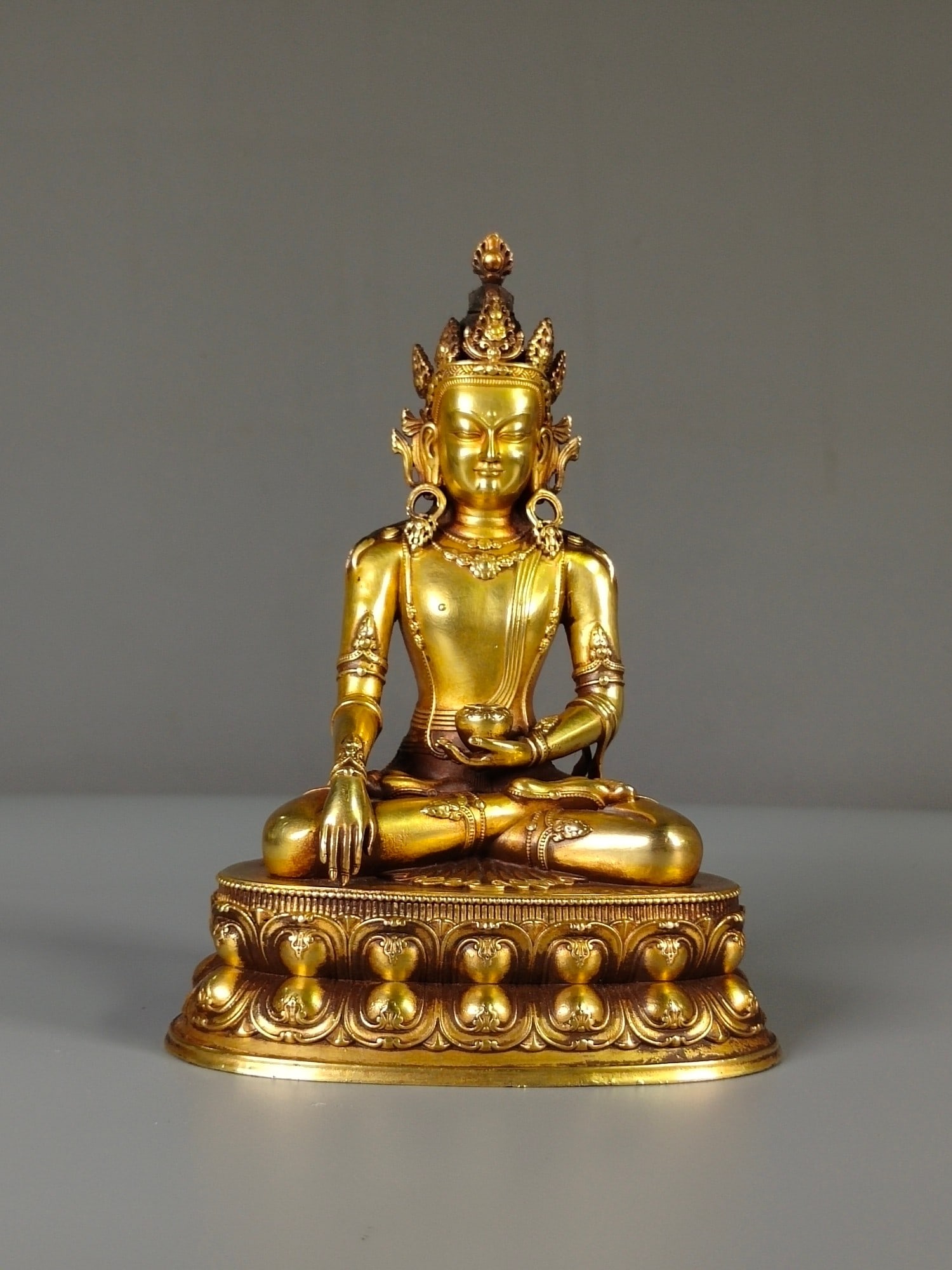 Chinese gilt bronze buddha figure Qing dynasty: Size: Height 15 cm - Width 11 cm Materials: Gilt Bronze Time Period: Qing dynasty Manufactured Date: Qianlong Period Object: Chinese Antique ⛨ Purchase With Confidence ✔ Verified Au