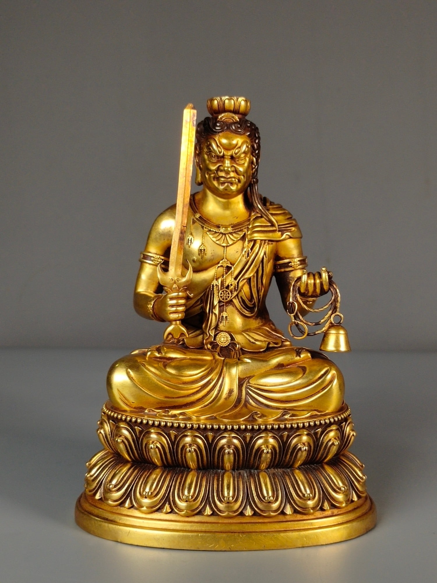 Chinese gilt bronze buddha figure Qing dynasty: Size: Height 16.5 cm - Width 11.7 cm Materials: Gilt Bronze Time Period: Qing dynasty Manufactured Date: Qianlong Period Object: Chinese Antique ⛨ Purchase With Confidence ✔ Verifie