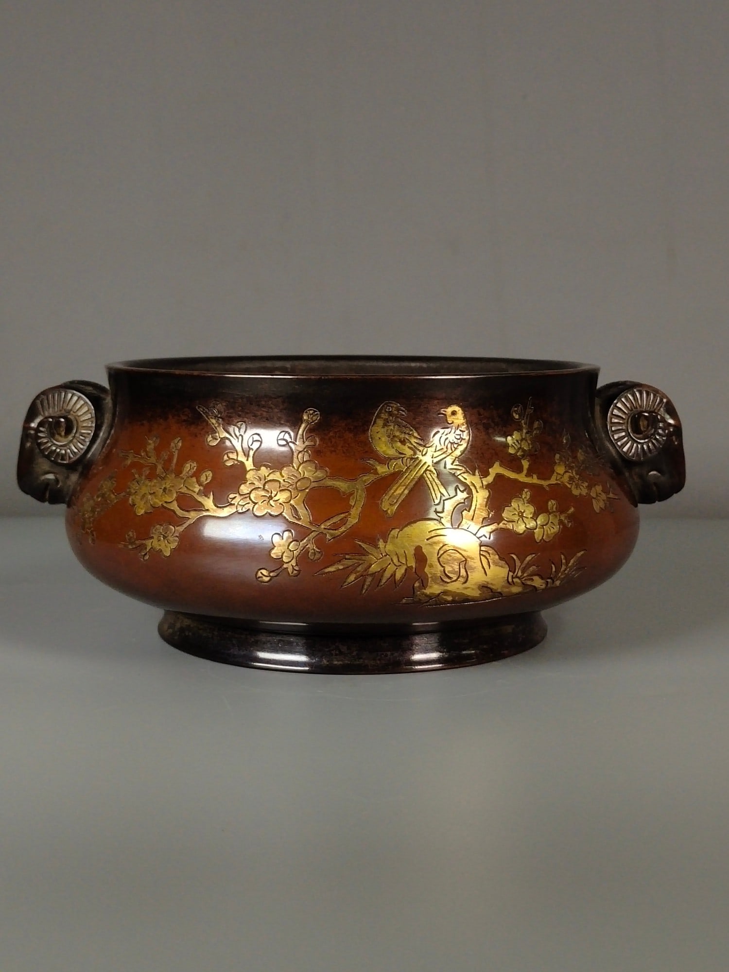 Chinese gilt bronze incense burner Ming dynasty Xuande Mark & Period: Size: Width 23.5 cm - Height 17 cm Materials: Gilt Bronze Time Period: Ming dynasty Manufactured Date: Xuande Mark & Period Object: Chinese Antique ⛨ Purchase With Confidence ✔ Veri