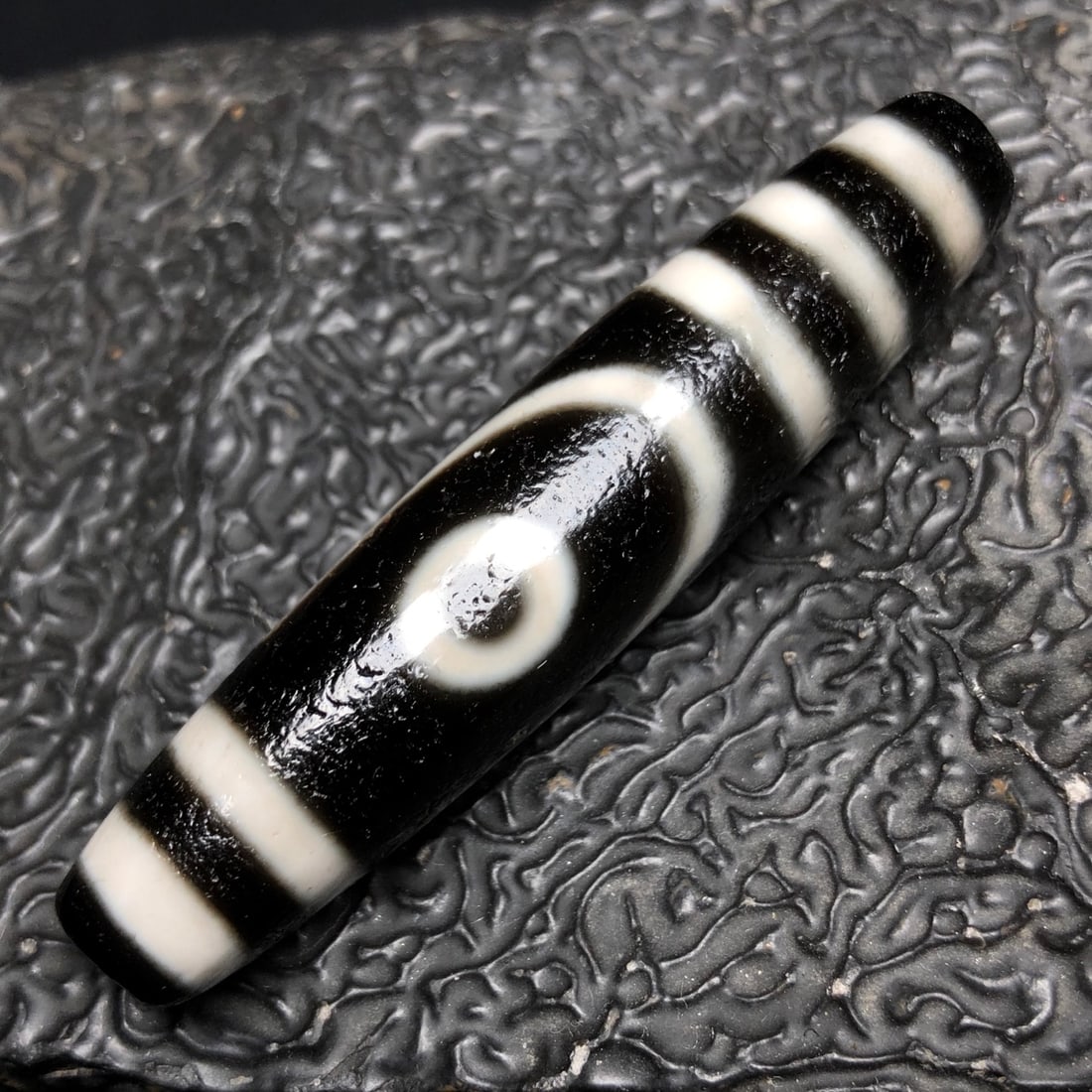 Chinese natural agate DZI beads: Size: Height 5.8 cm - Width 1.3 cm Materials: Natural Agate Time Period: Qing dynasty Manufactured Date: Qianlong Period Object: Chinese Antique ⛨ Purchase With Confidence ✔ Verifie