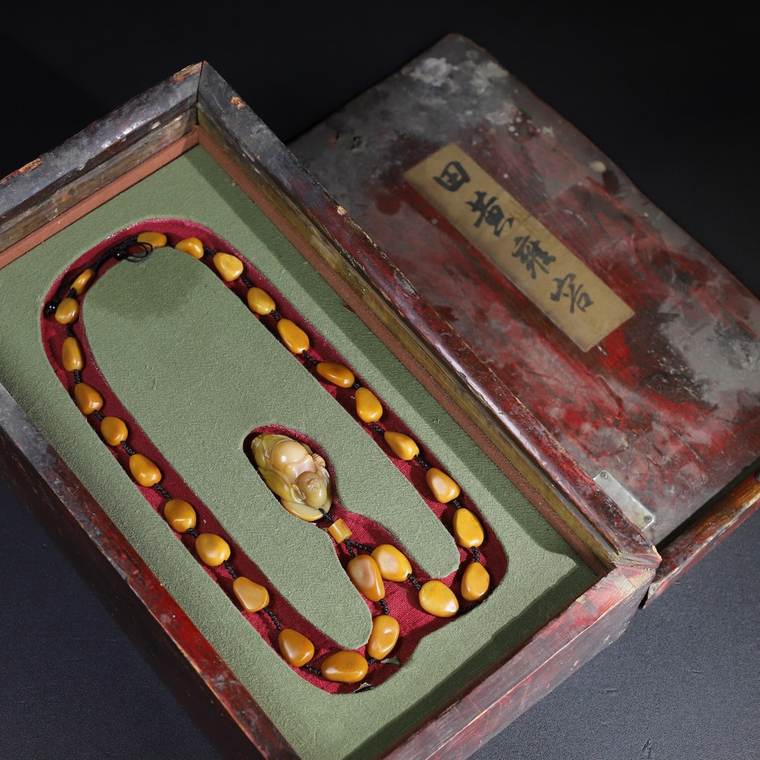 Chinese natural shoushan stone carved necklace Qing dynasty: Size Pendent: Height 5 cm - Width 3 cm Materials: Natural Shoushan stone Time Period: Qing dynasty Manufactured Date: Qianlong Period Object: Chinese Antique ⛨ Purchase With Confidence 