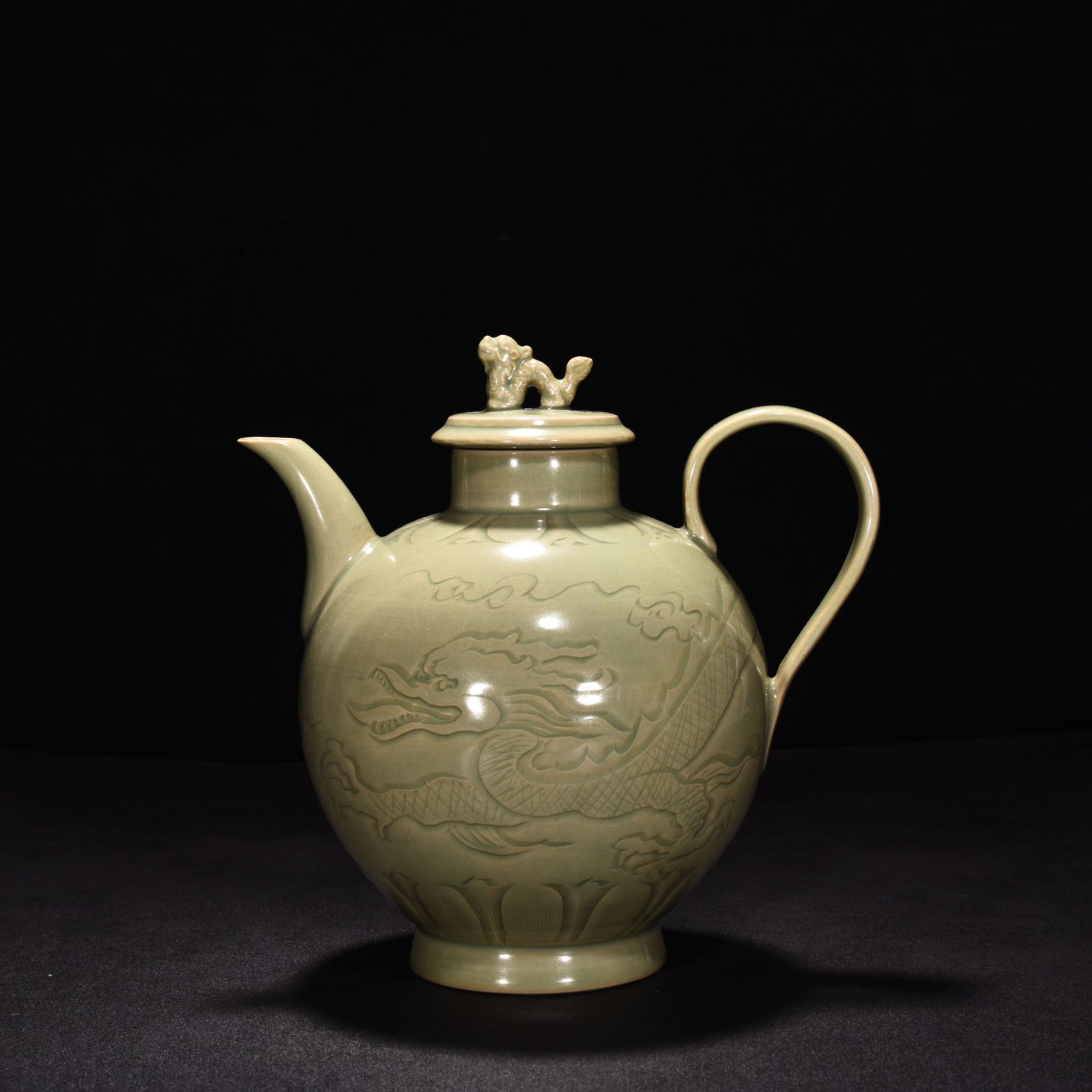 Chinese yue kiln porcelain ewer Song dynasty: Size: Height 21.5 cm - Width 21.5 cm Materials: Porcelain Time Period: Song dynasty Manufactured Date: 10th-c Object: Chinese Antique ⛨ Purchase With Confidence ✔ Verified Auction H