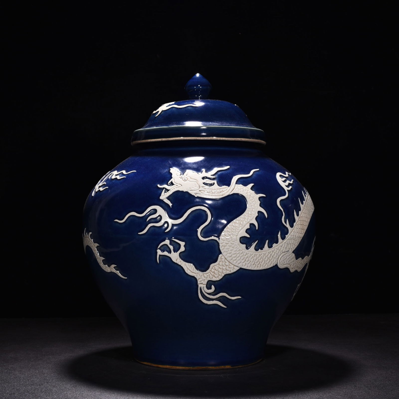 Chinese blue and white porcelain jar Yuan dynasty: Size: Height 41 cm - Width 27 cm Materials: Porcelain Time Period: Yuan dynasty Manufactured Date: 13th-c Period Object: Chinese Antique ⛨ Purchase With Confidence ✔ Verified Auctio