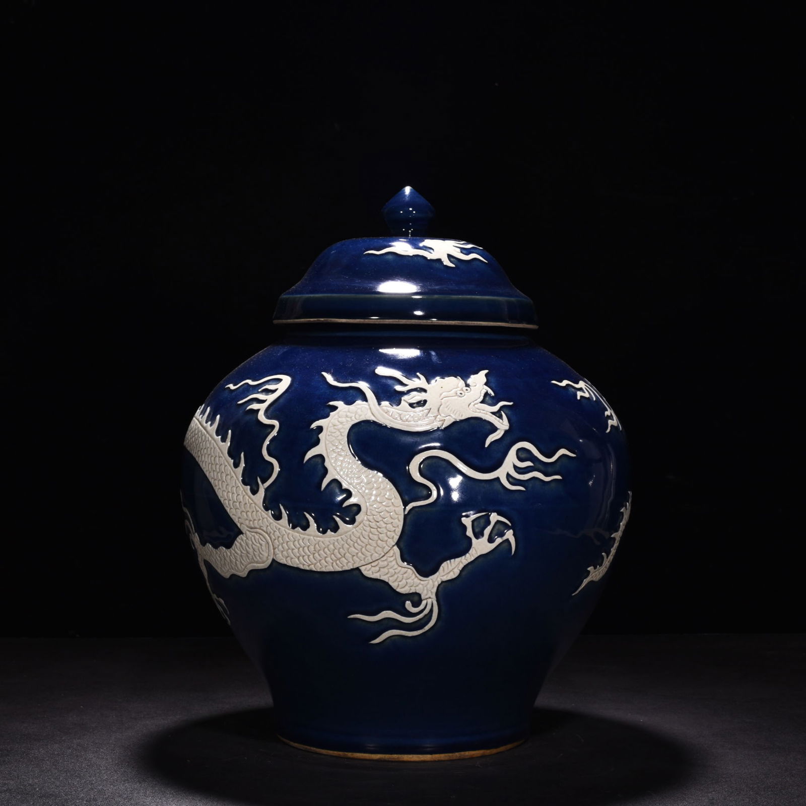 Chinese blue and white porcelain jar Yuan dynasty: Size: Height 41.5 cm - Width 30 cm Materials: Porcelain Time Period: Yuan dynasty Manufactured Date: 13th-c Period Object: Chinese Antique ⛨ Purchase With Confidence ✔ Verified Auct