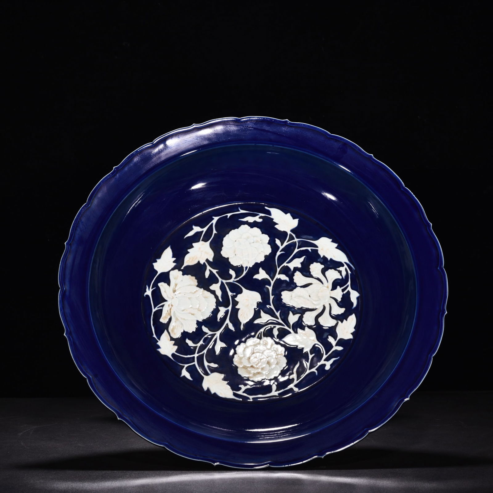 Chinese blue and white porcelain plate Yuan dynasty: Size: Width 45 cm - Height 7 cm Materials: Porcelain Time Period: Yuan dynasty Manufactured Date: 13th-c Period Object: Chinese Antique ⛨ Purchase With Confidence ✔ Verified Auction