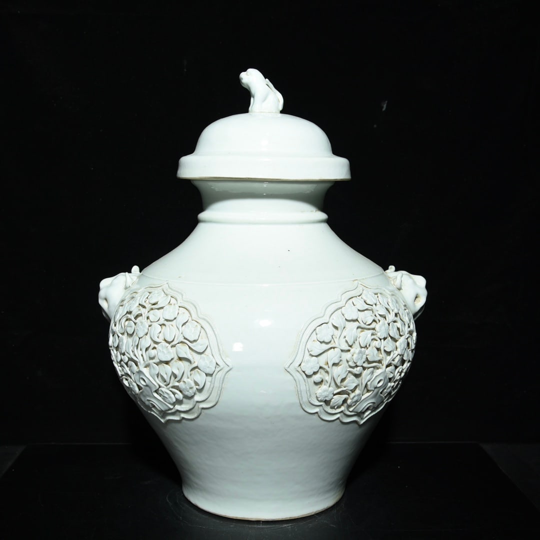 Yuan Dynasty sweet white glaze pinch flower animal head lid jar (1 of 9)