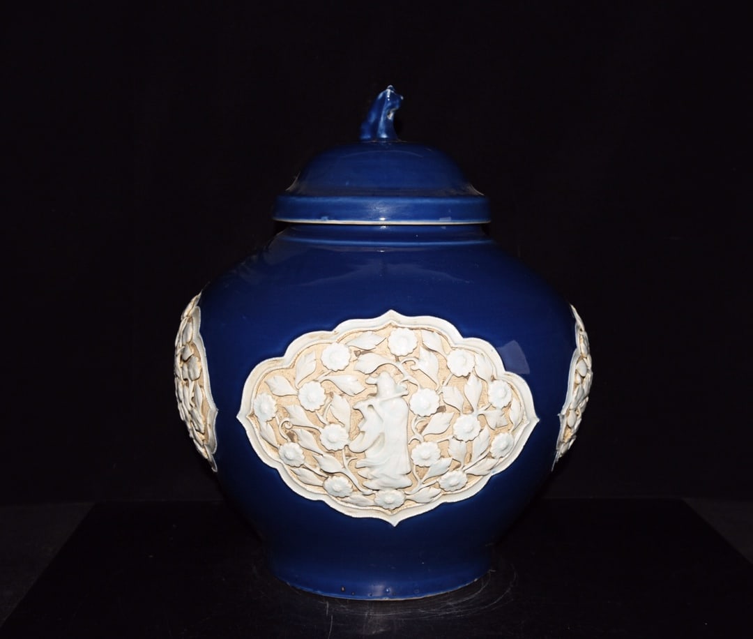 Yuan Dynasty sacrificial blue and white pinch flower porcelain lid jar: Size: Height 40 cm - Width 36 cm Materials: Porcelain Time Period: Yuan dynasty Manufactured Date: 13th-c Period Object: Chinese Antique ⛨ Purchase With Confidence ✔ Verified Auctio