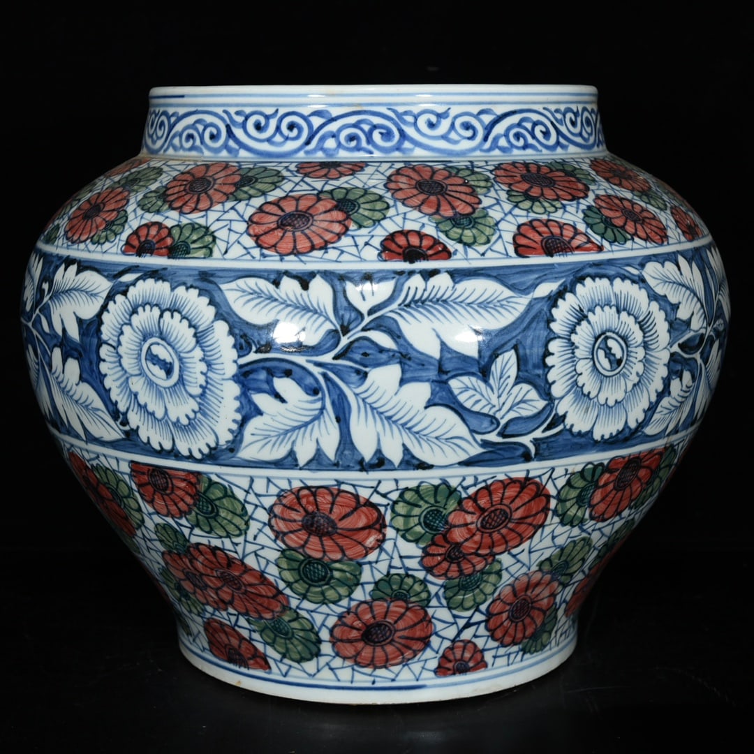 Yuan Dynasty blue and white colorful flower pattern jar (1 of 8)