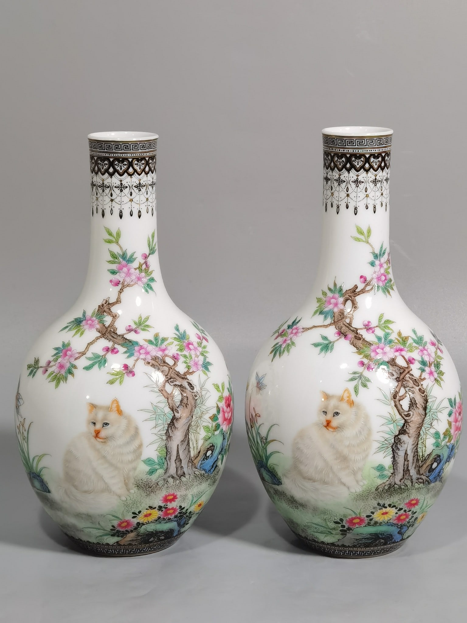 Chinese famille rose porcelain vase pair Qing dynasty Qianlong Mark & Period (1 of 9)
