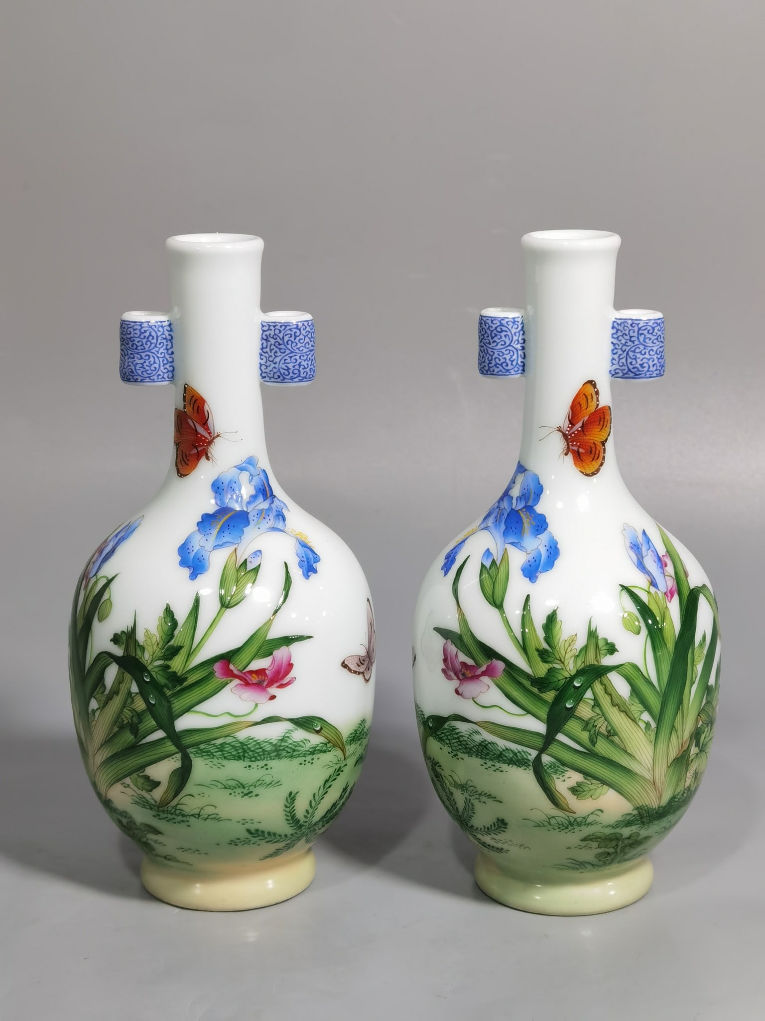 Chinese famille rose porcelain vase pair Qing dynasty Qianlong Mark & Period: Size: Height 14.8 cm - Width 7 cm Materials: Porcelain Time Period: Qing dynasty Manufactured Date: Qianlong Mark & Period Object: Chinese Antique ⛨ Purchase With Confidence ✔ Verif