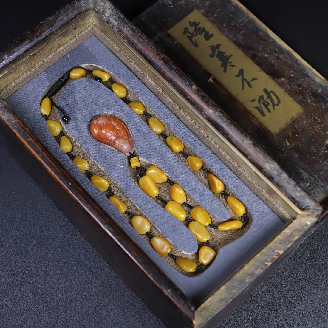 Chinese natural shoushan stone carved necklace Qing dynasty: Size Pendent: Height 4.5 cm - Width 2.8 cm Materials: Natural Shoushan stone Time Period: Qing dynasty Manufactured Date: Qianlong Period Object: Chinese Antique ⛨ Purchase With Confidence