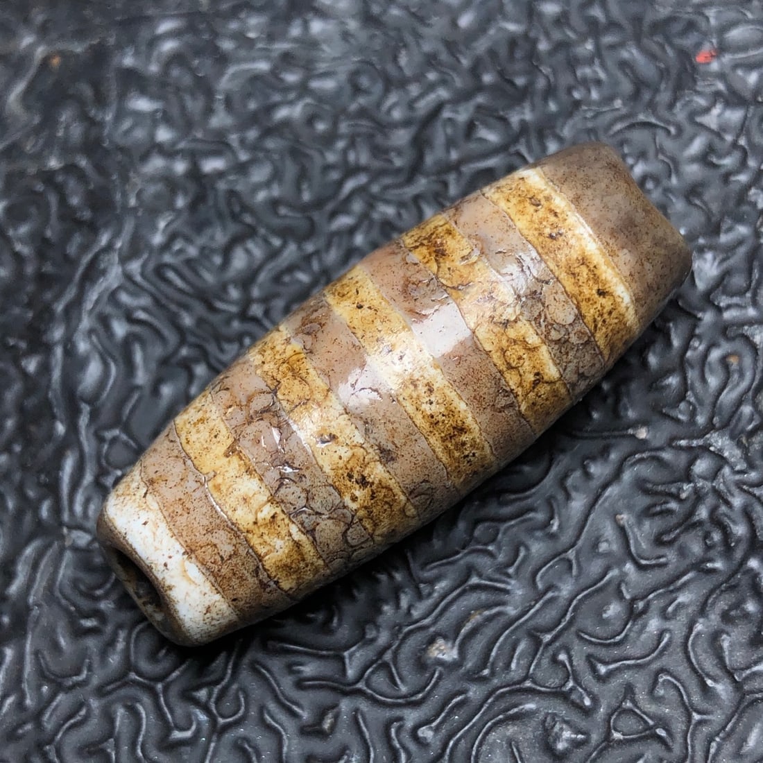 Chinese natural agate DZI beads: Size: Height 3.8 cm - Width 1.4 cm Materials: Natural Agate Time Period: Qing dynasty Manufactured Date: Qianlong Period Object: Chinese Antique ⛨ Purchase With Confidence ✔ Verifie