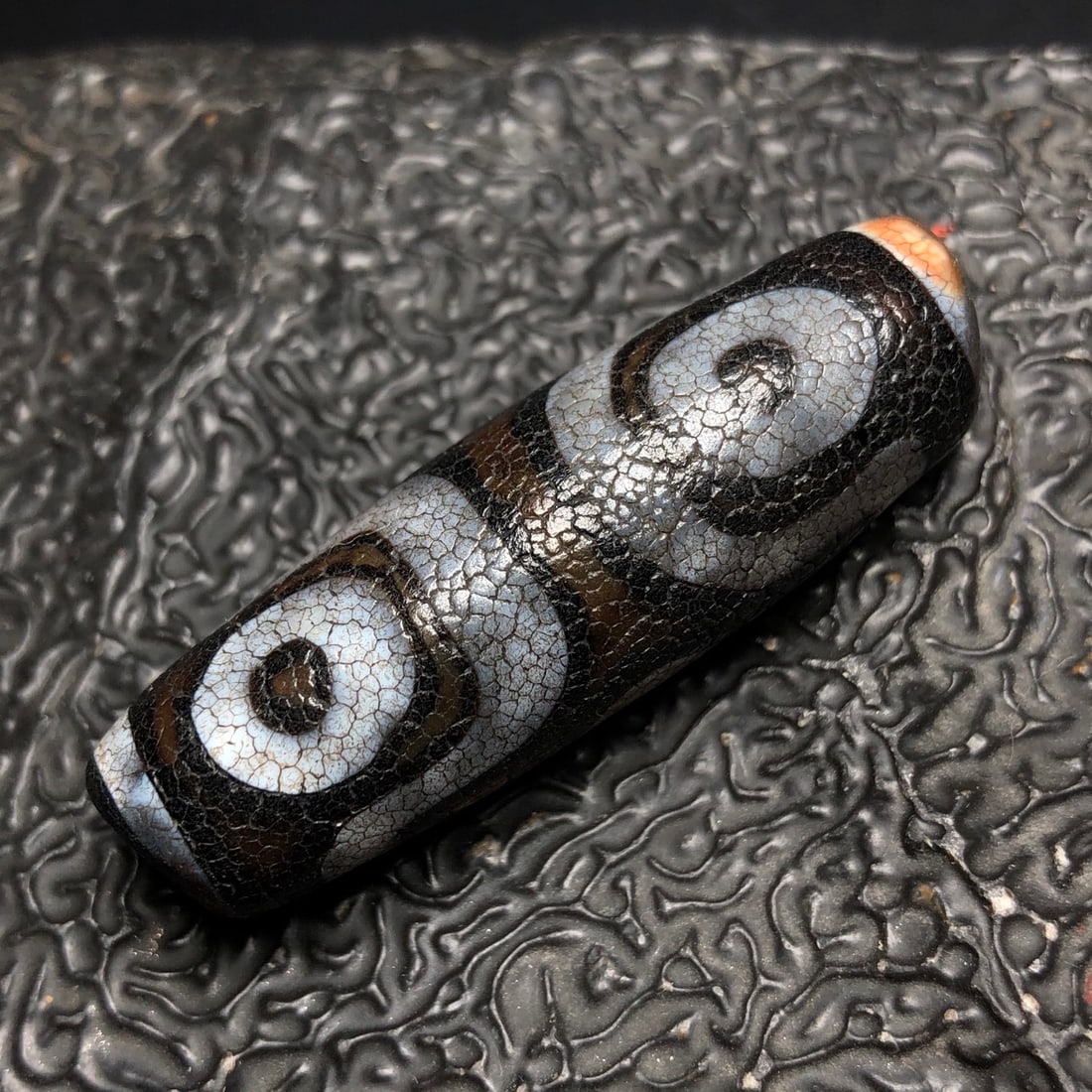 Chinese natural agate DZI beads: Size: Height 4.7 cm - Width 1.5 cm Materials: Natural Agate Time Period: Qing dynasty Manufactured Date: Qianlong Period Object: Chinese Antique ⛨ Purchase With Confidence ✔ Verifie