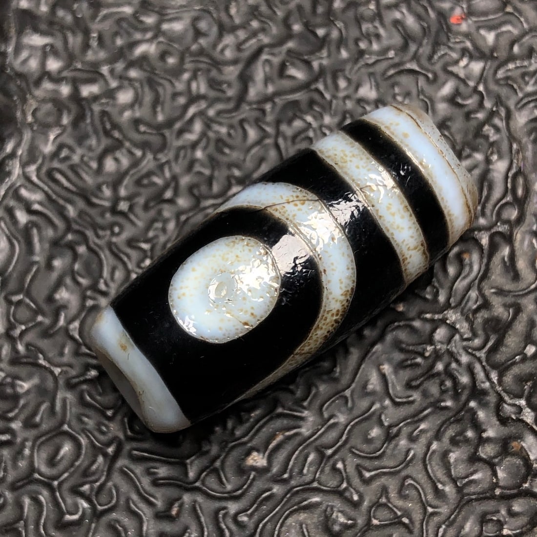 Chinese natural agate DZI beads: Size: Height 3.2 cm - Width 1.4 cm Materials: Natural Agate Time Period: Qing dynasty Manufactured Date: Qianlong Period Object: Chinese Antique ⛨ Purchase With Confidence ✔ Verifie