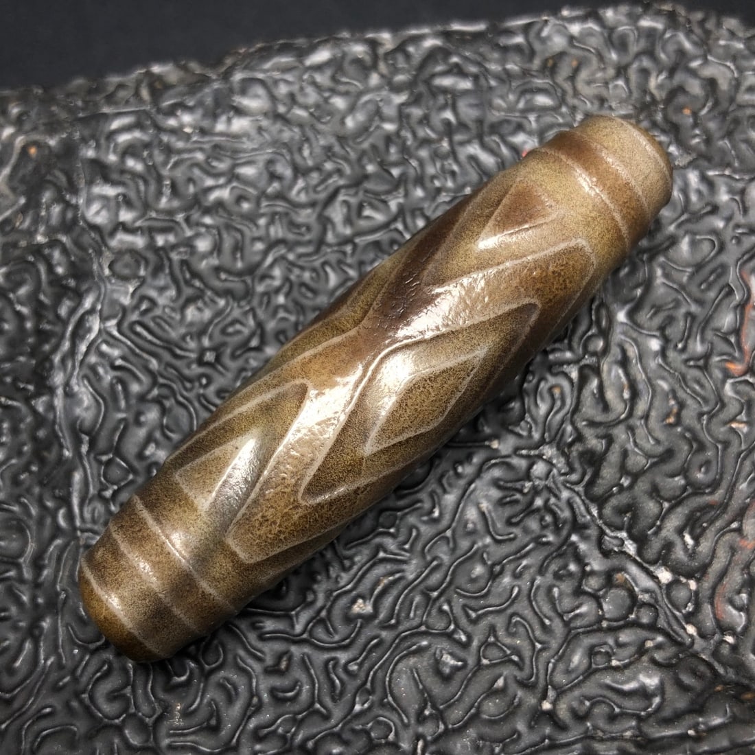 Chinese natural agate DZI beads: Size: Height 5.5 cm - Width 1.4 cm Materials: Natural Agate Time Period: Qing dynasty Manufactured Date: Qianlong Period Object: Chinese Antique ⛨ Purchase With Confidence ✔ Verifie
