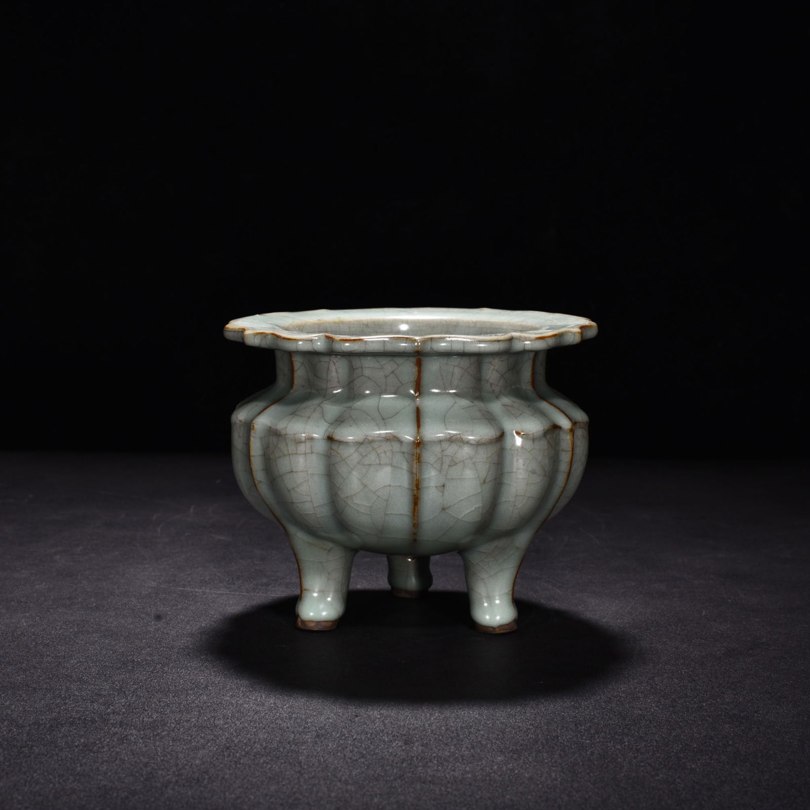 Song Dynasty Guan kiln three-legged furnace (1 of 6)