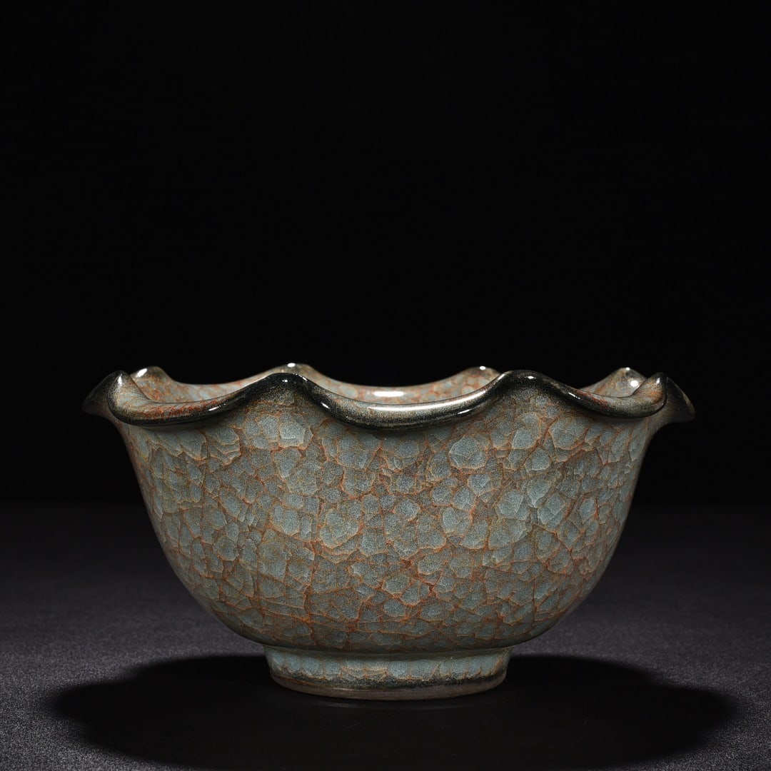 Song Dynasty official kiln ice cracked flower mouth bowl: Size: Width 17.5 cm - Height 9 cm Materials: Porcelain Time Period: Song dynasty Manufactured Date: 10th-c Period Object: Chinese Antique ⛨ Purchase With Confidence ✔ Verified Aucti