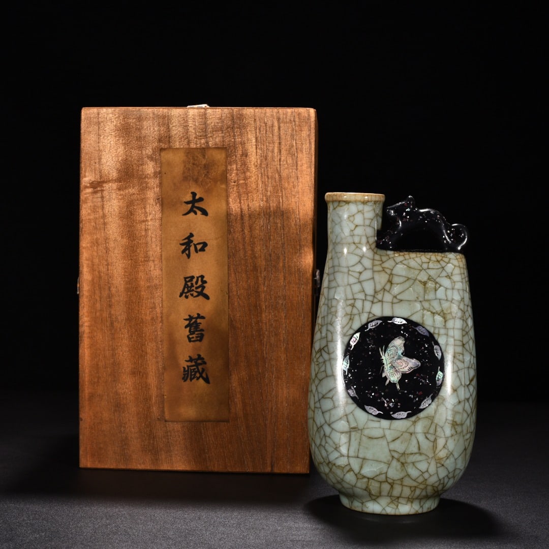 Song Dynasty official kiln ice crack inlaid shell butterfly pattern flat kettle: Size: Height 21.5 cm - Width 10 cm Materials: Porcelain Time Period: Song dynasty Manufactured Date: 10th-c Object: Chinese Antique ⛨ Purchase With Confidence ✔ Verified Auction Hou