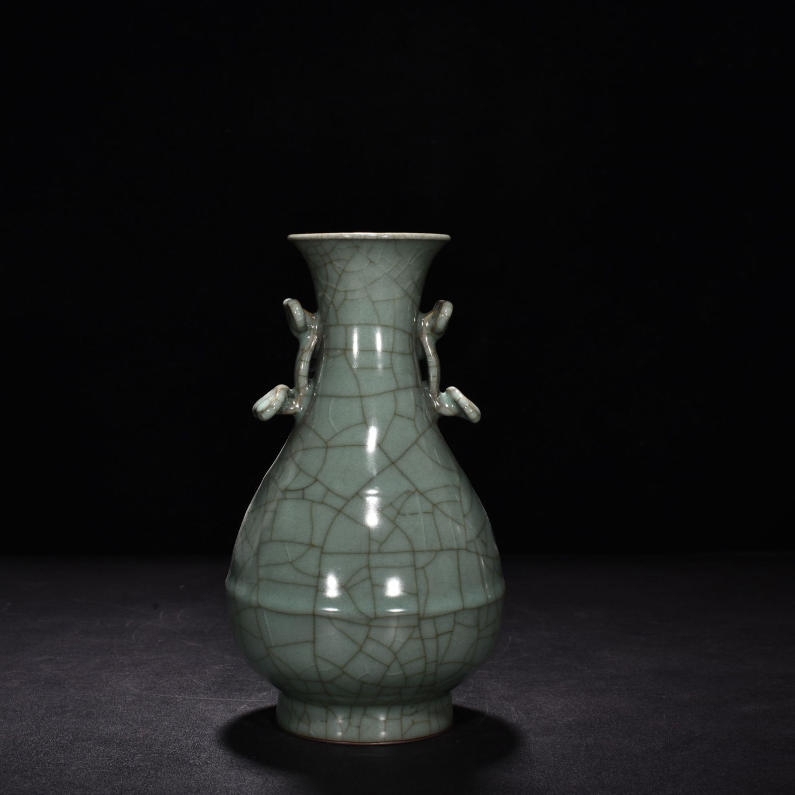 Song Dynasty official kiln Ruyi'er vase (1 of 9)