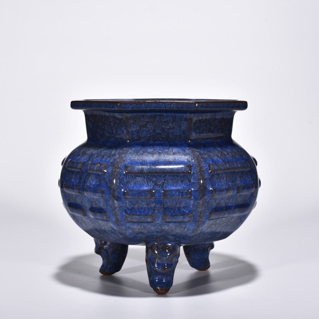 Song Dynasty official kiln blue glaze ice cracked trigram pattern three-legged stove (1 of 9)