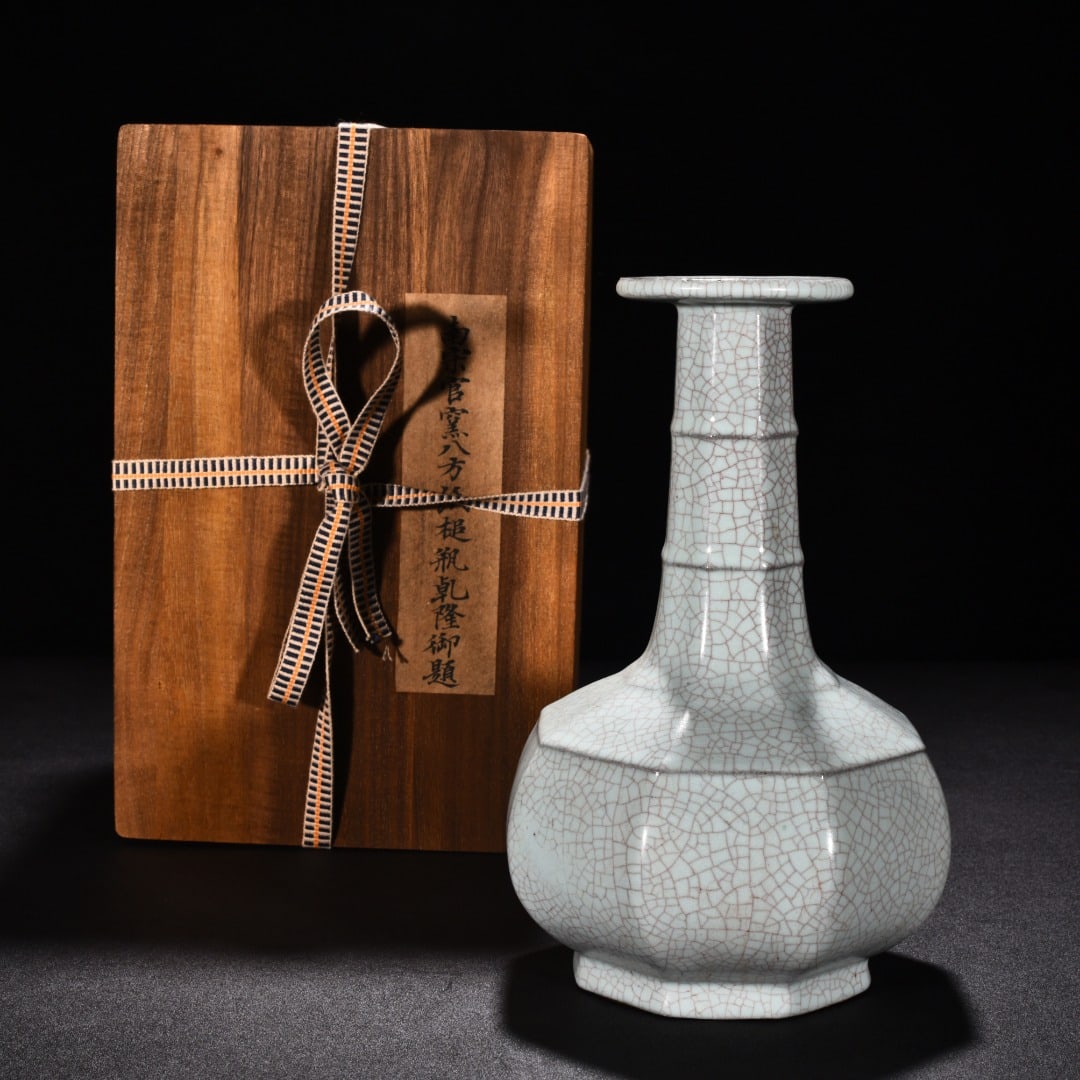 Song Dynasty official kiln celadon octagonal mallet vase (Qianlong imperial inscription) (1 of 9)