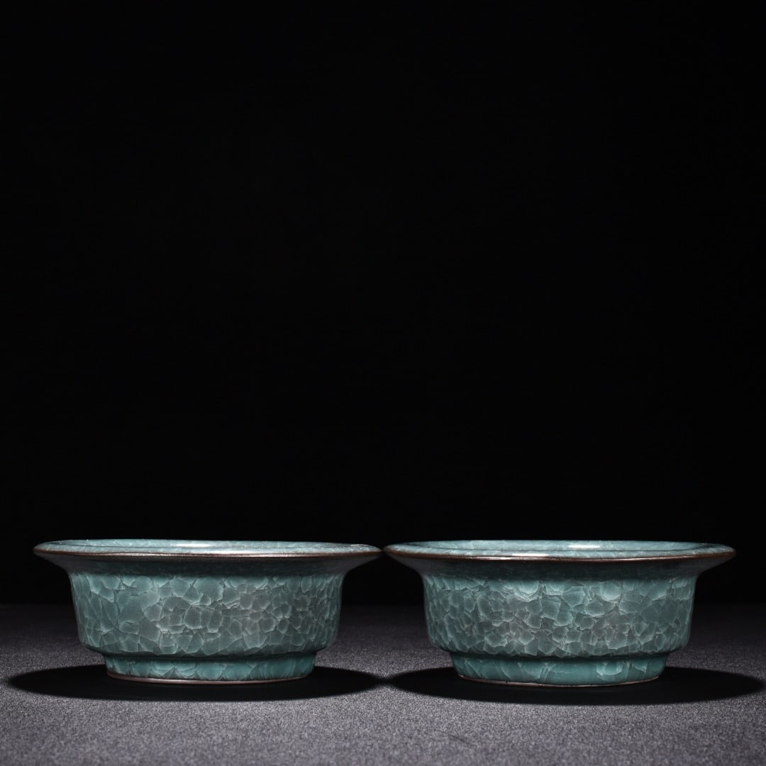 Song Dynasty official kiln celadon ice crack folded edge wash: Size: Width 15.3 cm - Height 5.5 cm Materials: Porcelain Time Period: Song dynasty Manufactured Date: 10th-c Period Object: Chinese Antique ⛨ Purchase With Confidence ✔ Verified Auc