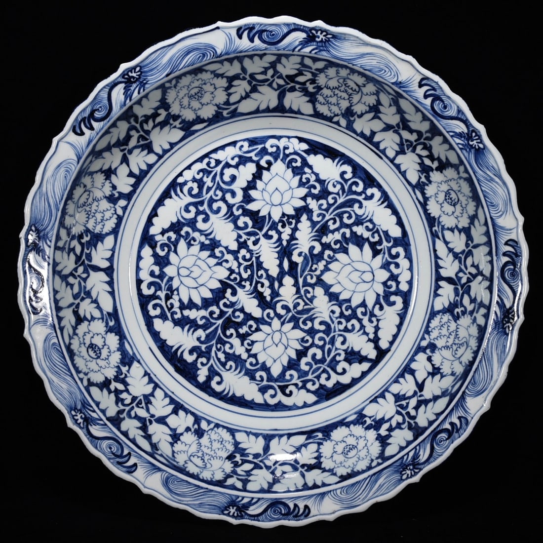 Chinese blue and white porcelain plate Yuan dynasty (1 of 8)