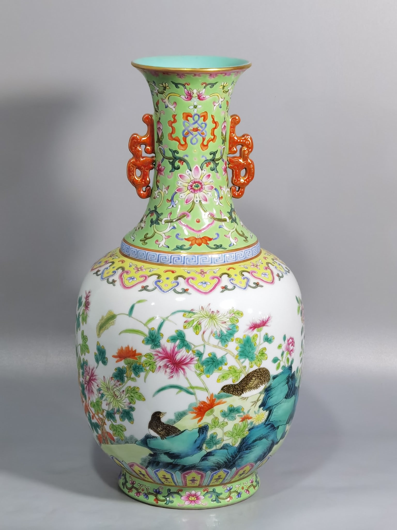 Chinese famille rose porcelain vase Qing dynasty Qianlong Mark & Period (1 of 8)