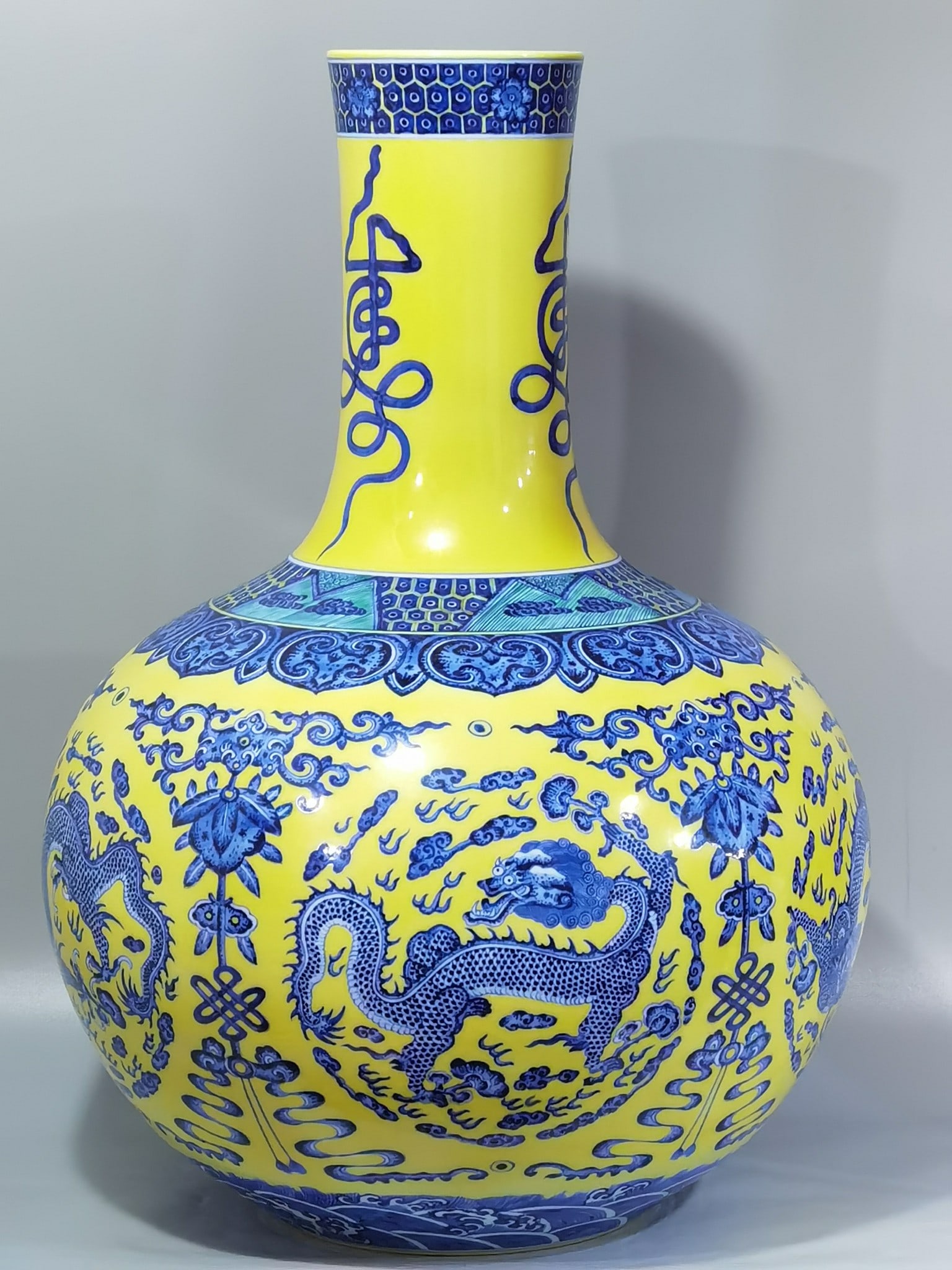 Very Rare Chinese blue and yellow porcelain vase Qing dynasty Qianlong Mark & Period (1 of 9)