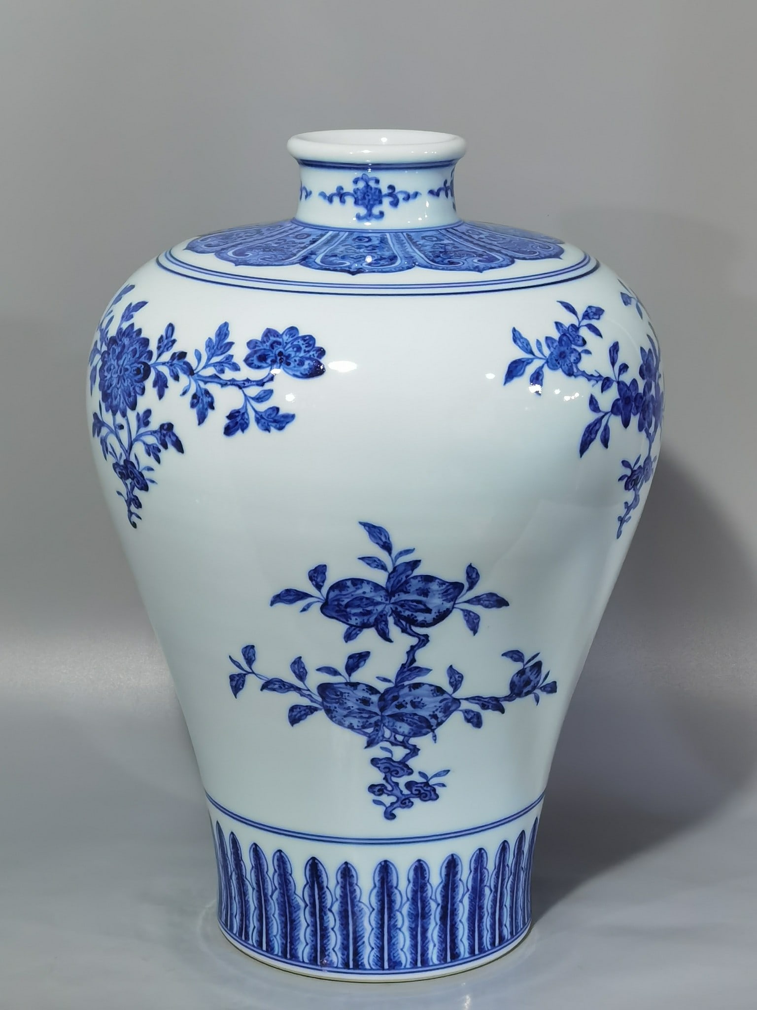 Chinese blue and white porcelain vase Qing dynasty Qianlong Period (1 of 9)