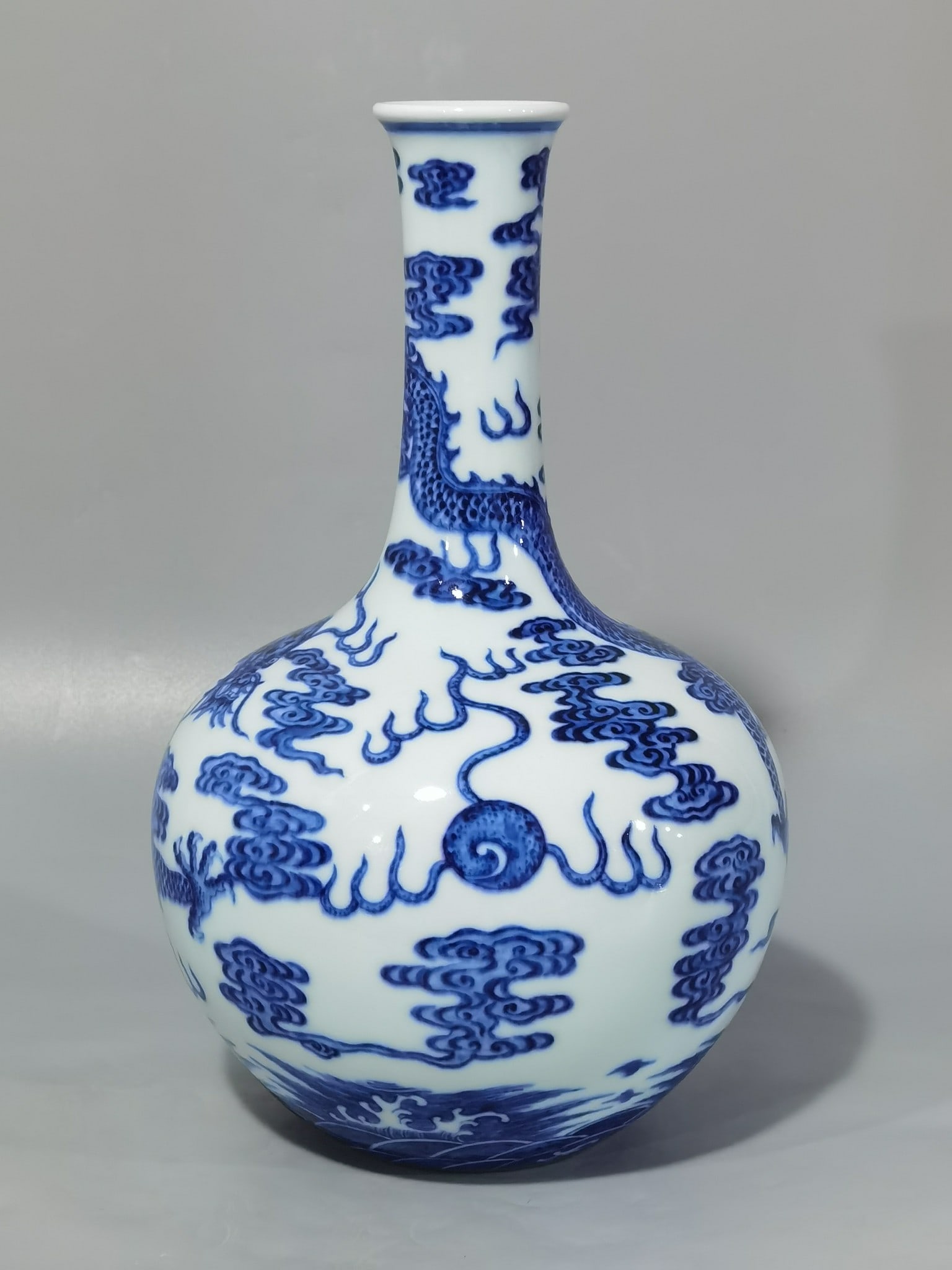 Qianlong Qing Dynasty blue and white sea water cloud and dragon celestial vase (1 of 9)