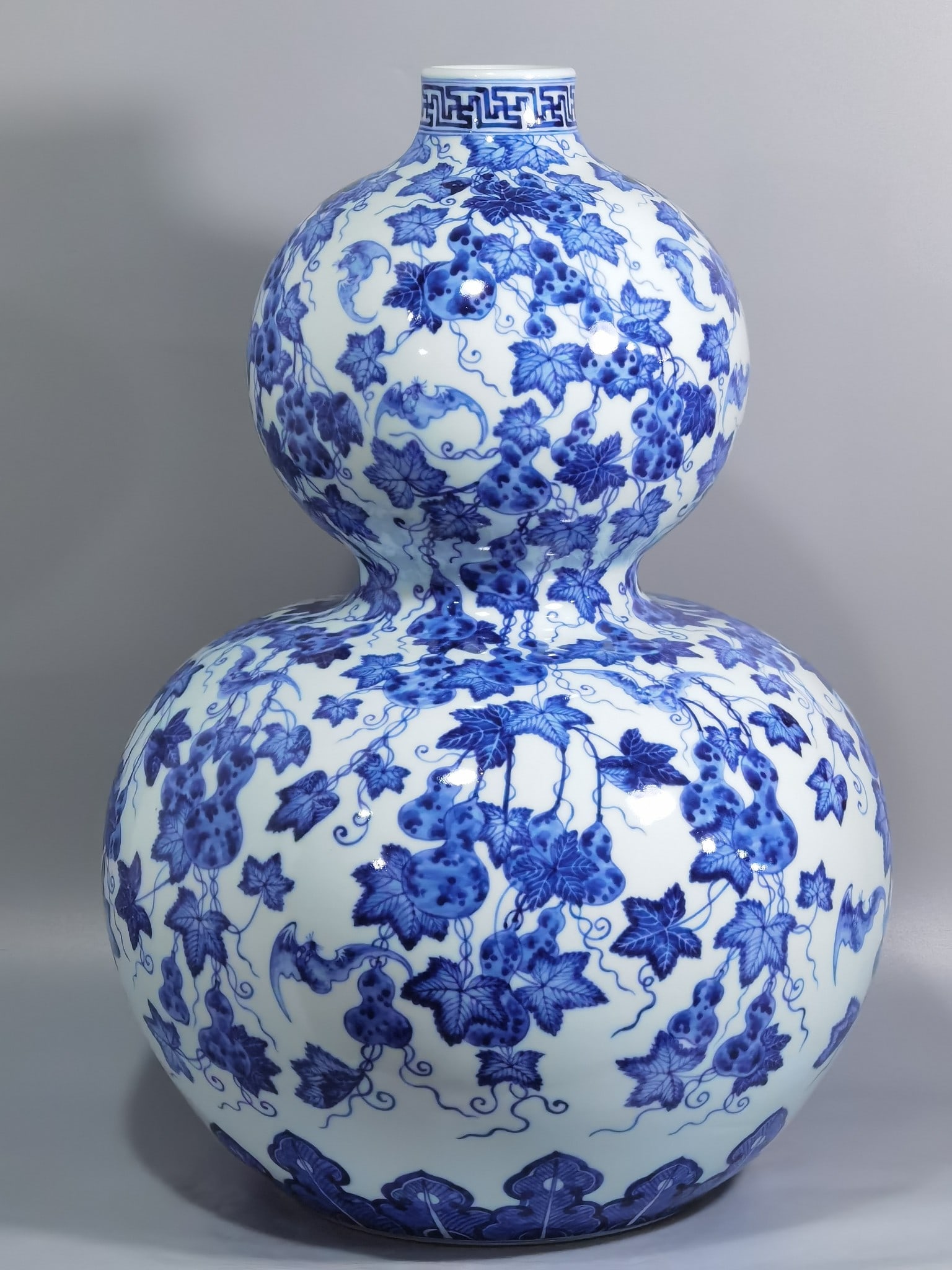 Chinese blue and white porcelain vase Qing dynasty Qianlong Period (1 of 9)