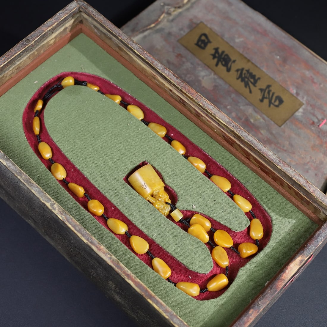 Chinese natural shoushan stone carved necklace Qing dynasty: Size Pendent: Height 5 cm - Width 2.4 cm Materials: Natural Shoushan stone Time Period: Qing dynasty Manufactured Date: Qianlong Period Object: Chinese Antique ⛨ Purchase With Confidence &