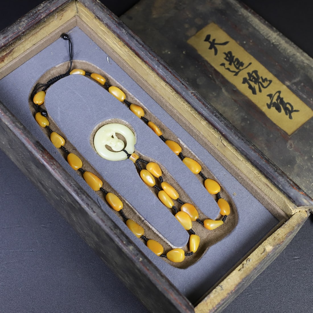 Chinese natural shoushan stone carved necklace Qing dynasty: Size Pendent: Height 4 cm - Width 4 cm Materials: Natural Shoushan stone Time Period: Qing dynasty Manufactured Date: Qianlong Period Object: Chinese Antique ⛨ Purchase With Confidence 