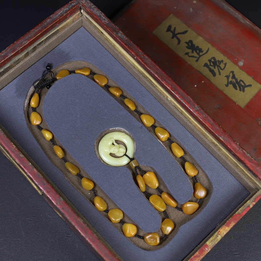 Chinese natural shoushan stone carved necklace Qing dynasty: Size Pendent: Height 4 cm - Width 4 cm Materials: Natural Shoushan stone Time Period: Qing dynasty Manufactured Date: Qianlong Period Object: Chinese Antique ⛨ Purchase With Confidence 