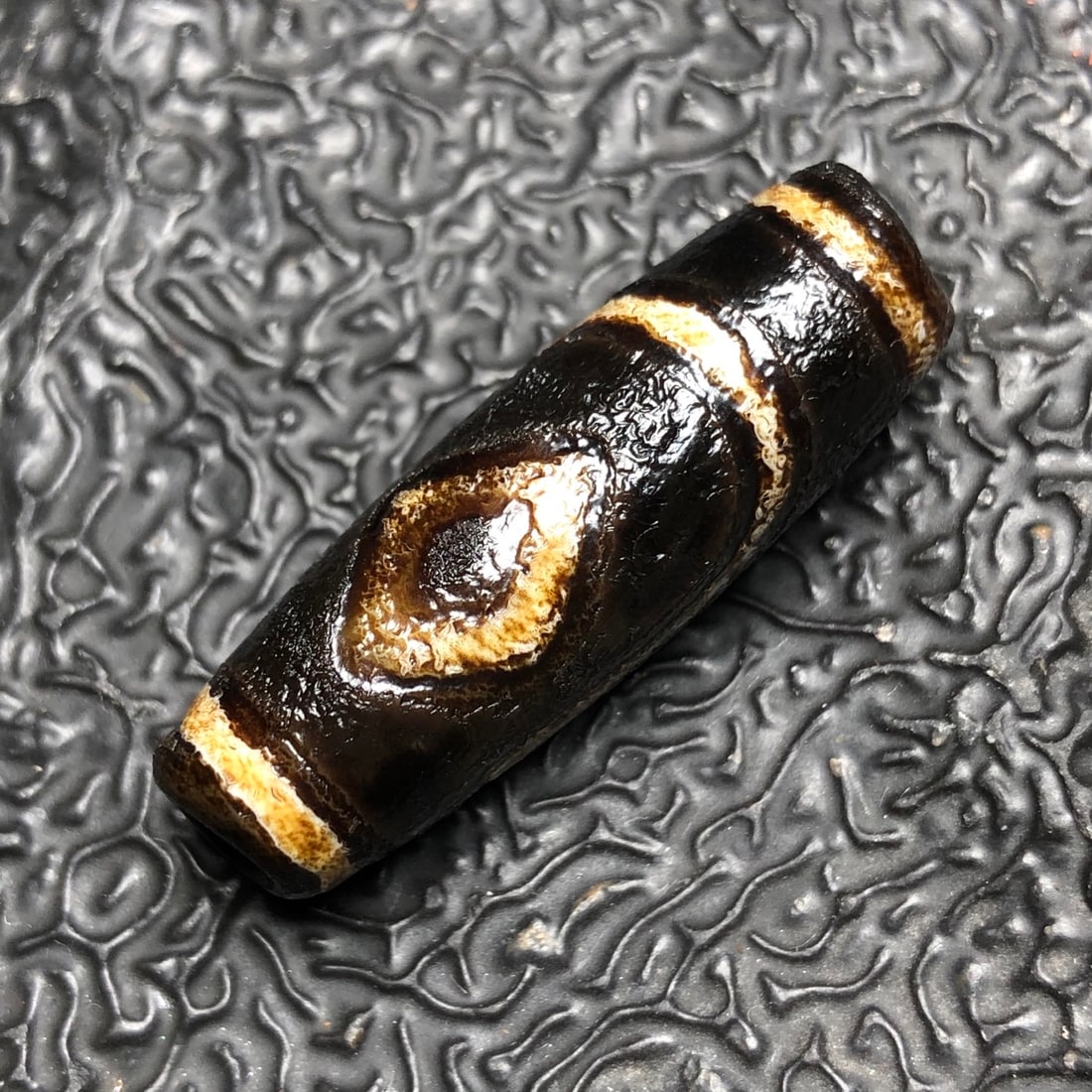 Chinese natural agate DZI beads: Size: Height 3.4 cm - Width 1.1 cm Materials: Natural Agate Time Period: Qing dynasty Manufactured Date: Qianlong Period Object: Chinese Antique ⛨ Purchase With Confidence ✔ Verifie