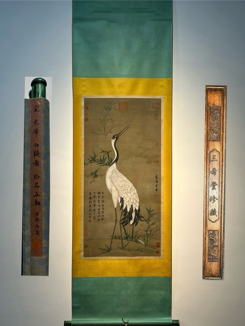 Chinese scroll painting Song dynasty Mi Fu: Size: Height 109 cm - Width 55 cm Materials: Silk Time Period: Song dynasty Manufactured by: Mi Fu Object: Chinese Antique A fine silk hand-painted painting of white cranes by Mi Fu, housed in a treas